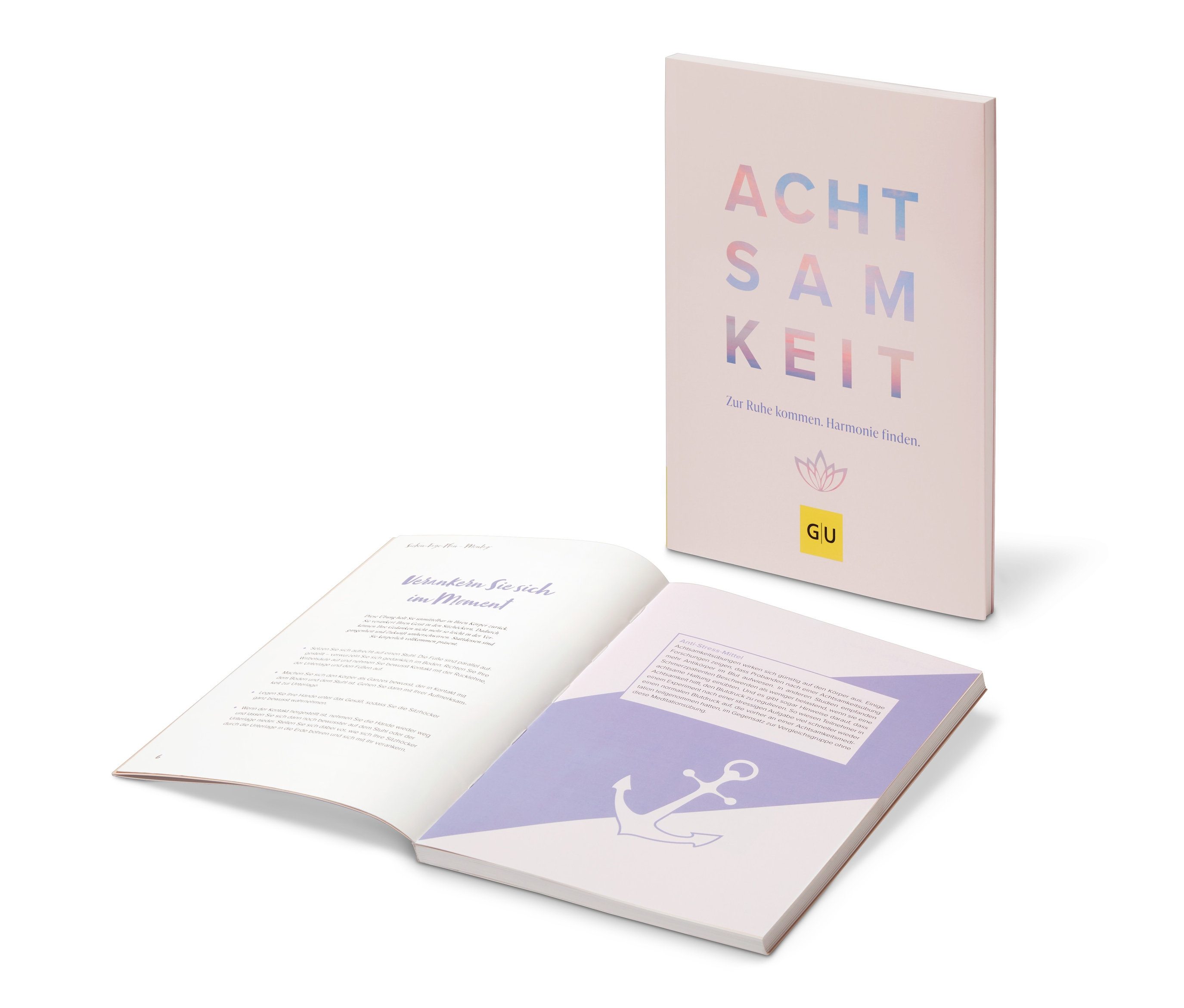 Ein geöffnetes Buch neben dem Buch „Achtsamkeit“.