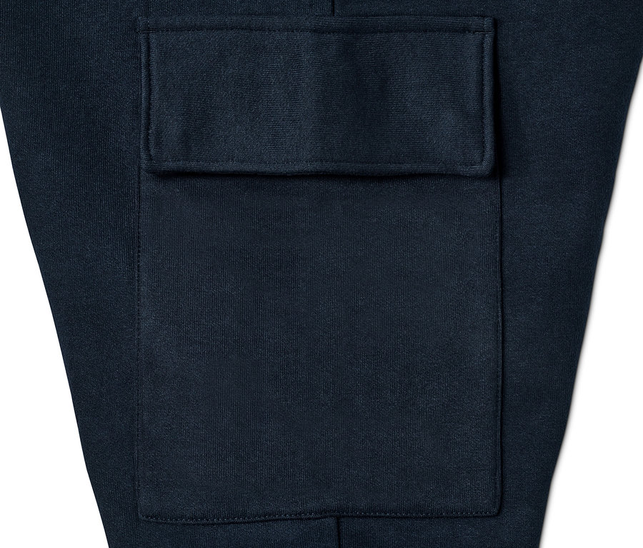 Detailaufnahme einer blauen Sweathose mit Tasche.