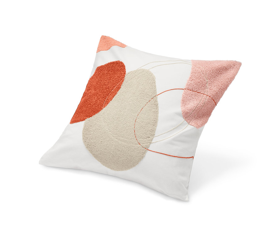 Ein weißer Dekokissenbezug mit einem abstrakten geometrischen Design in Orange, Rosa und Beige.