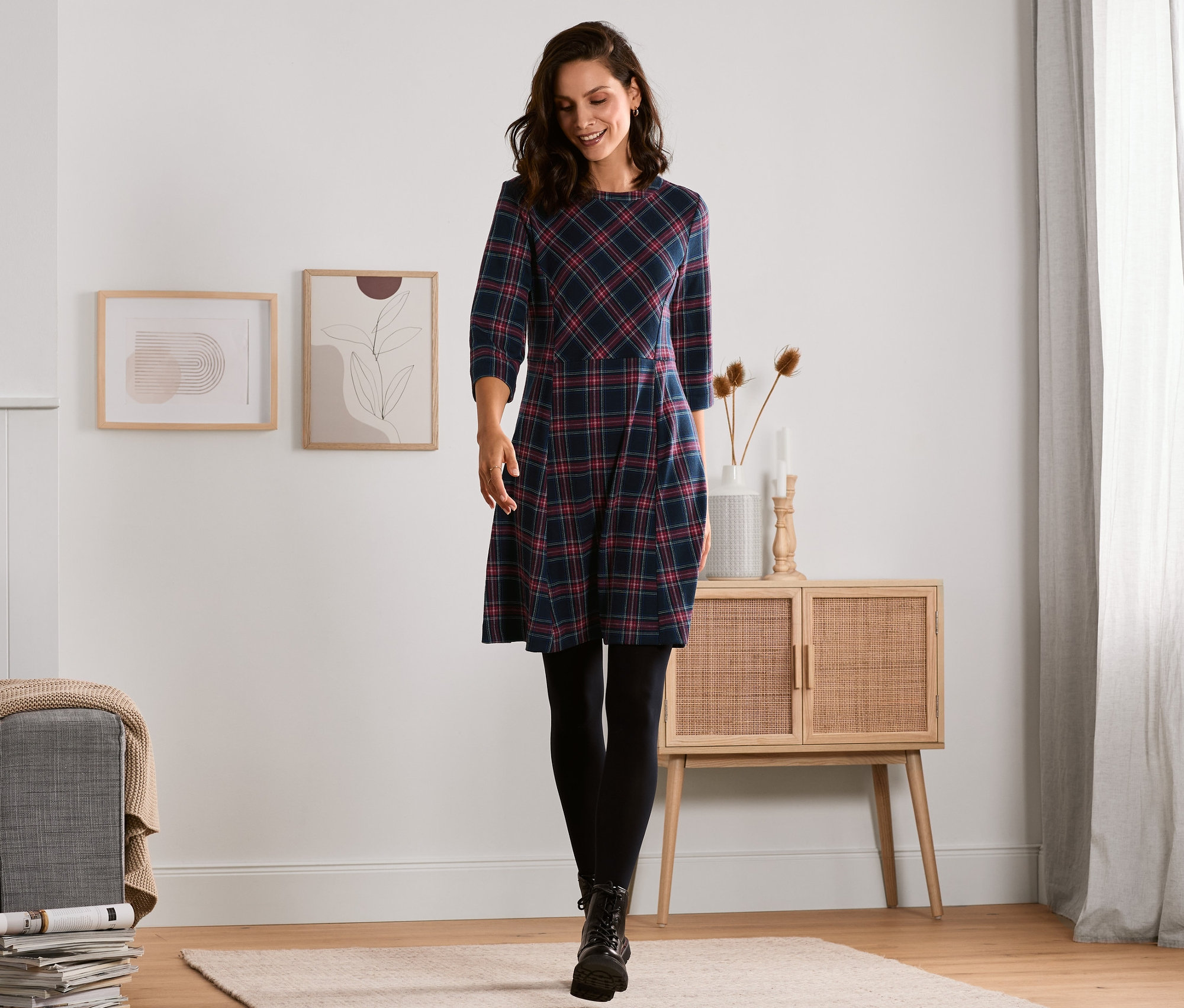 Frau geht in einem karierten Jacquard-Kleid.