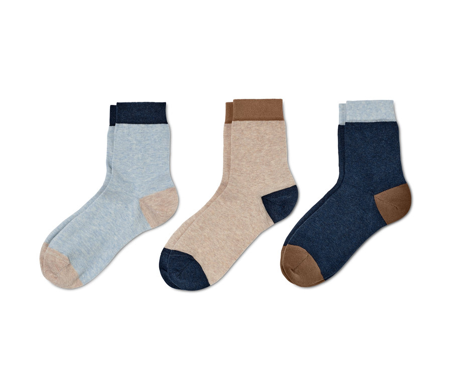 Drei Paar Socken in Blau, Beige und Dunkelblau.