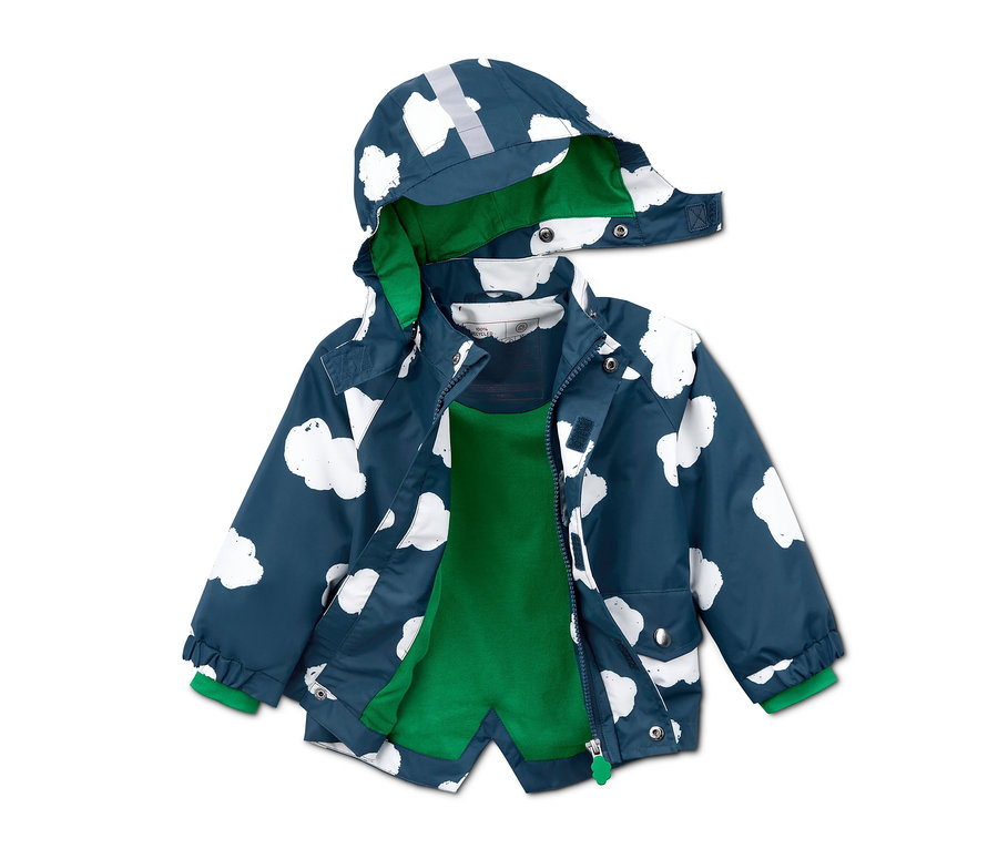 Offene Regenjacke aus recyceltem Material mit Kapuze, blau mit weißen Wolken und grünem Futter.