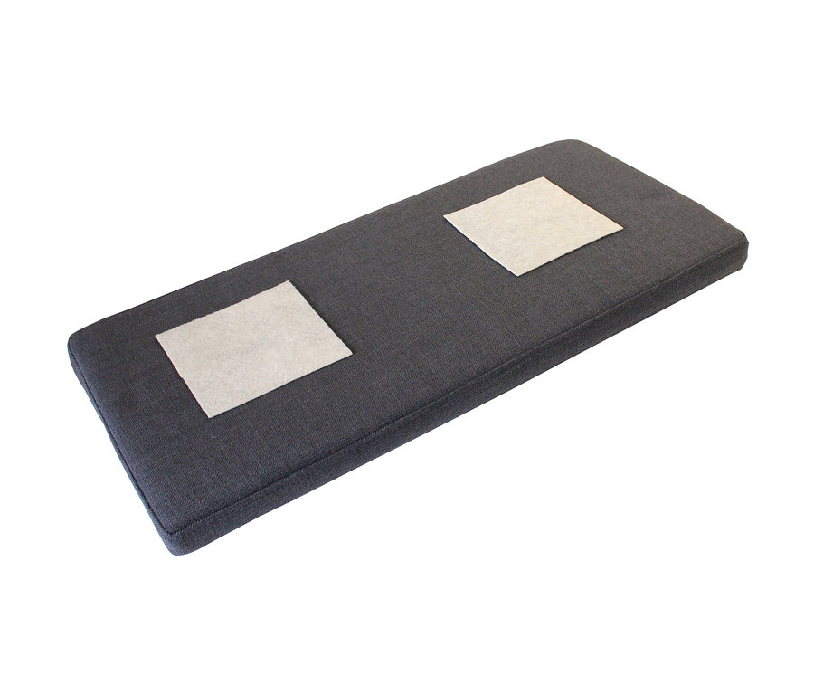 Ein rechteckiges, graues, ergonomisches Sitzkissen »Fremont« mit zwei weißen Quadraten oben.