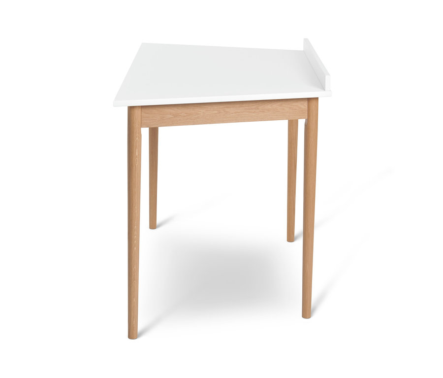 Weißer trapezförmiger Schreibtisch mit vier Holzbeinen auf weißem Hintergrund.
