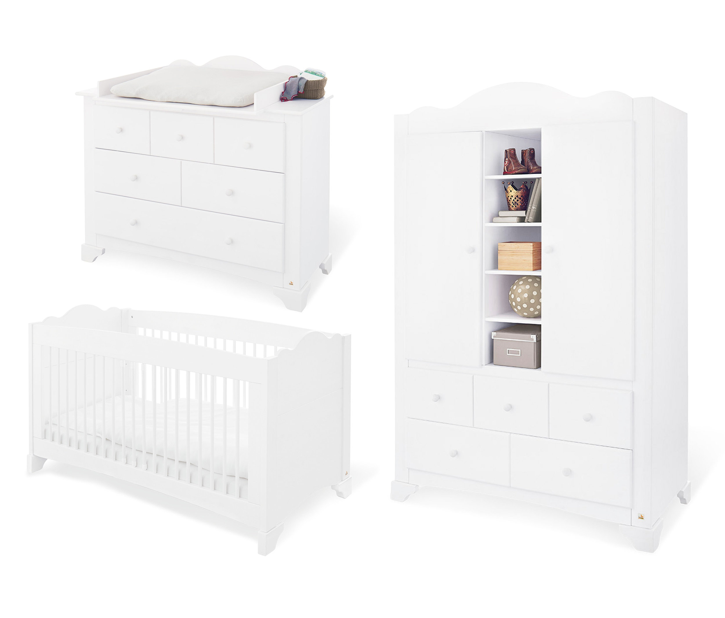 Kinderzimmer mit weißem Kinderbett, Kommode und Kleiderschrank. Breites Pinolino Kinderzimmer »Pino« sichtbar.