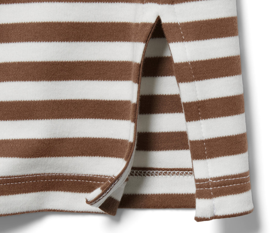 Detailansicht eines beige-gestreiften Langarmshirts.