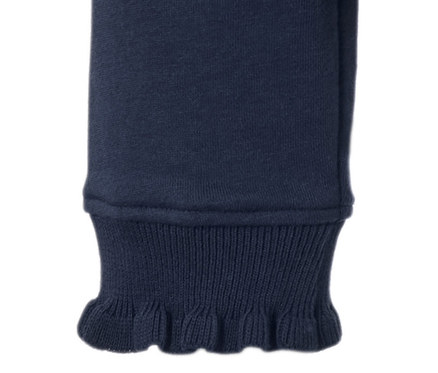 Detail eines Sweatshirts mit Strickdetails.