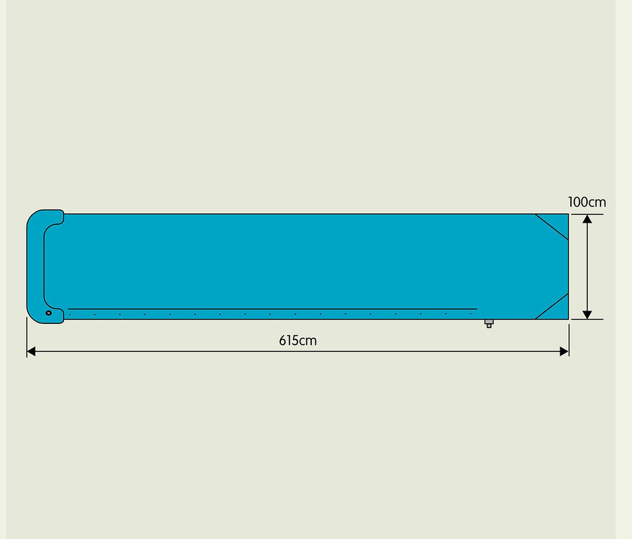 Abmessungen der blauen TP Toys Wasserrutsche sind 615 cm x 100 cm.