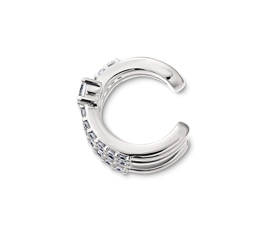 Detailaufnahme eines silbernen Earcuffs Spirale, 925 Silber rhodiniert, mit Zirkonia.