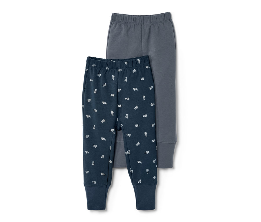 Zwei Baby-Sweathosen, eine dunkelblaue mit Muster und eine marineblaue.