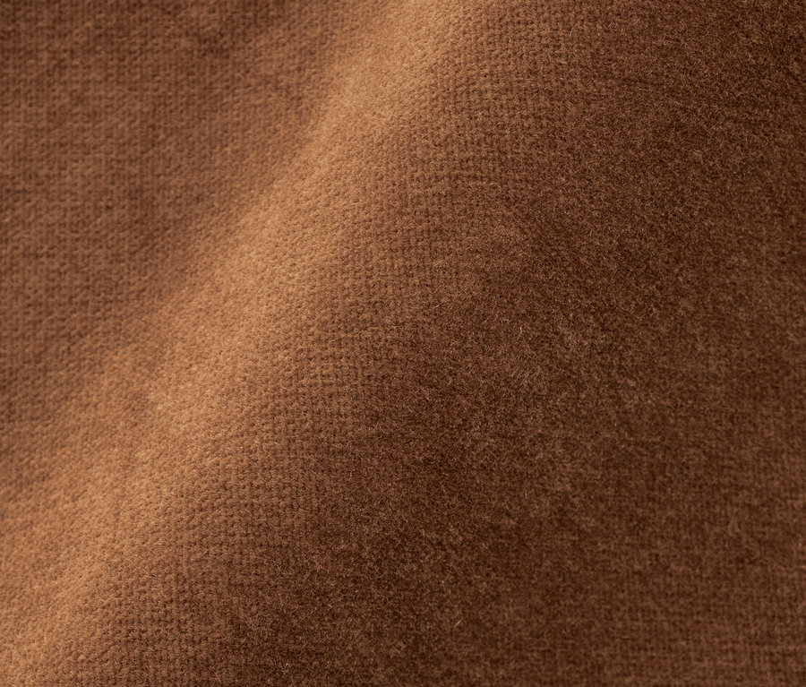 Nahaufnahme einer Samthose in Cognac.