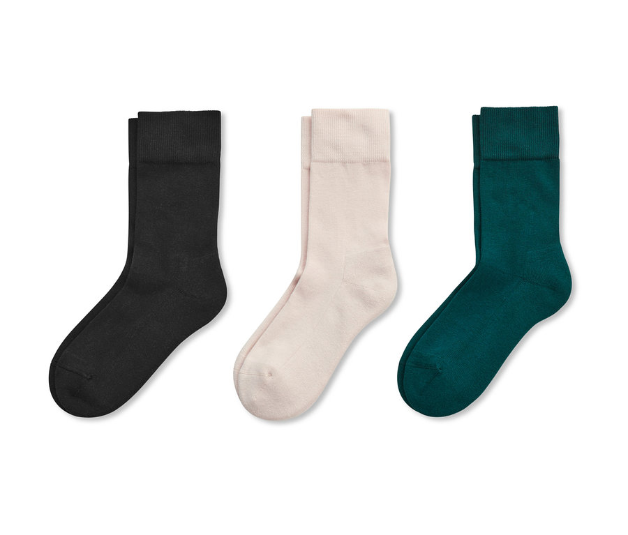 Drei Paar Socken: schwarz, smaragd, beige.