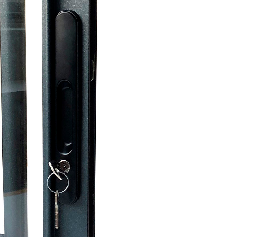 Schwarzer Griff mit Schlüssel im Schloss.