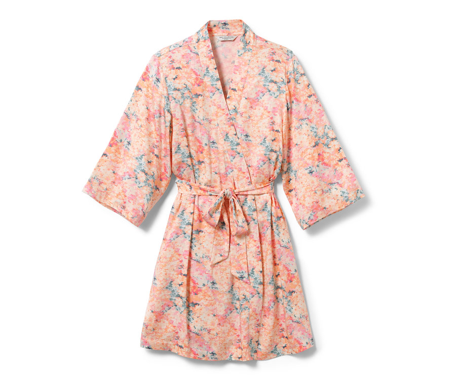 Ein blumiger Morgenmantel mit Gürtel.