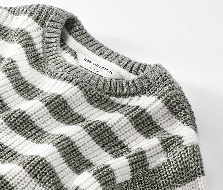 Detailansicht eines gestreiften Kinder-Strickpullovers.