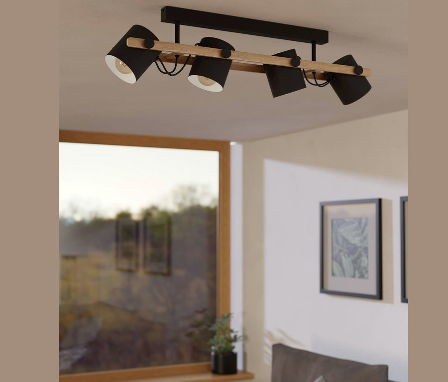 Schwarze Eglo Deckenleuchte »Hornwood« mit fünf Leuchtmitteln auf einem Holzsockel.