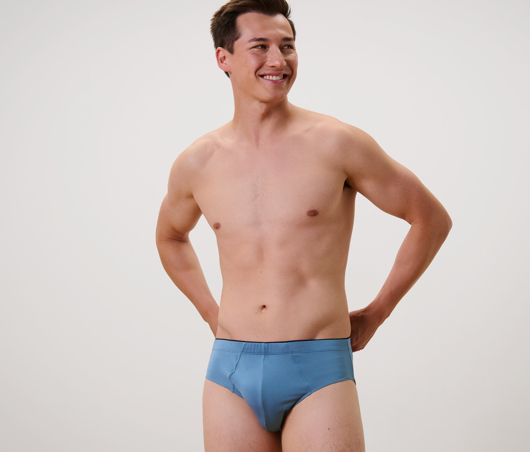 Mann posiert in blauen 4 Slips.