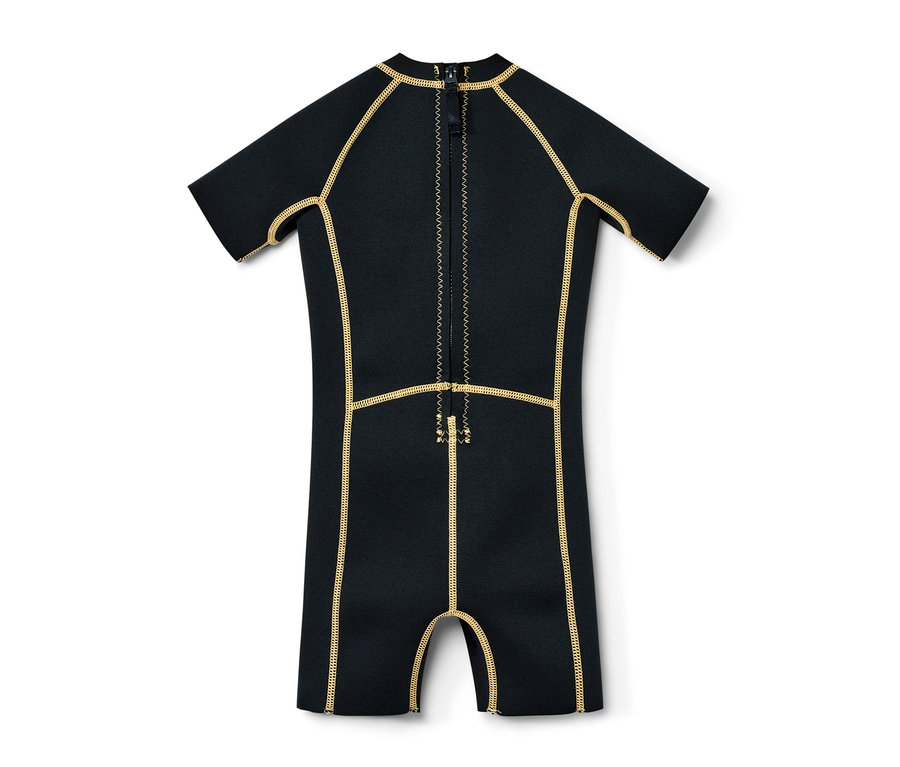 Schwarzer Kinder-Neoprenanzug mit kurzen Ärmeln und goldenen Nähten.