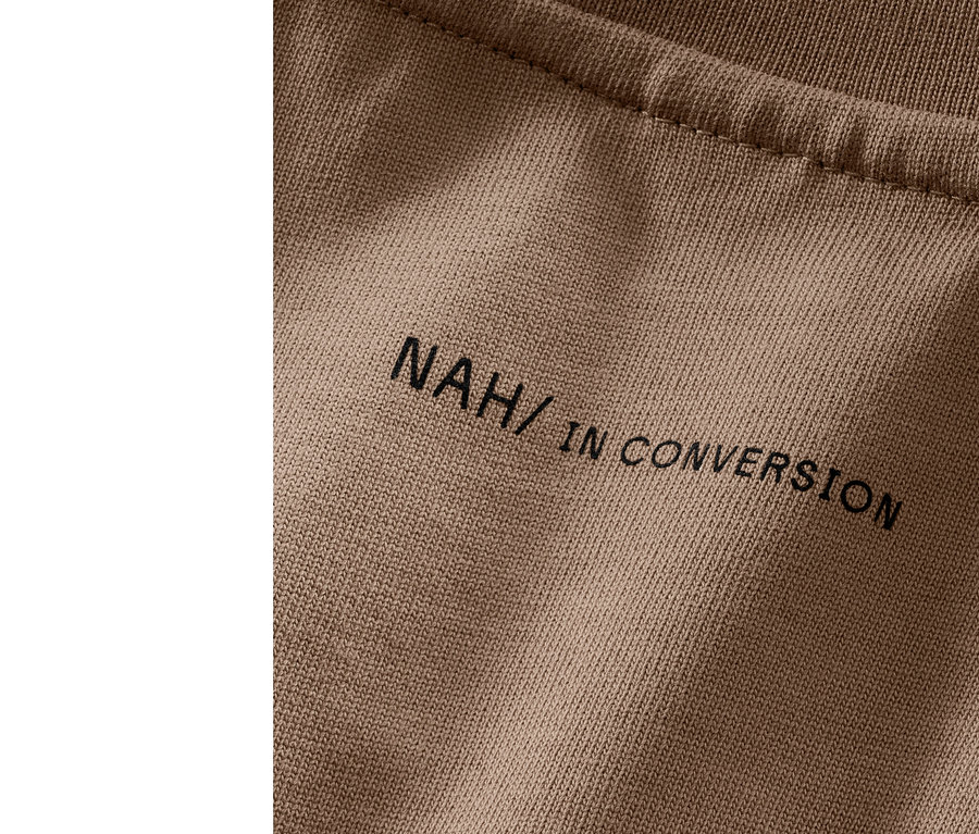 Detailaufnahme eines NAH/STUDIO Heavy Weight Shirts aus nachhaltiger Baumwolle in Haselnussbraun mit Aufdruck.
