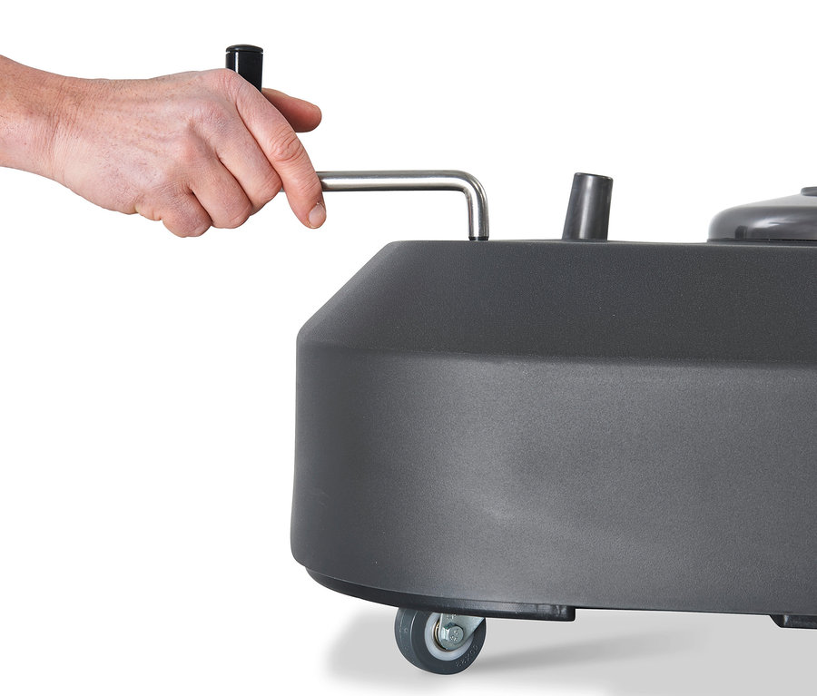 Eine Hand dreht an der Kurbel eines anthrazitfarbenen Leco Premium-Ampelschirms.