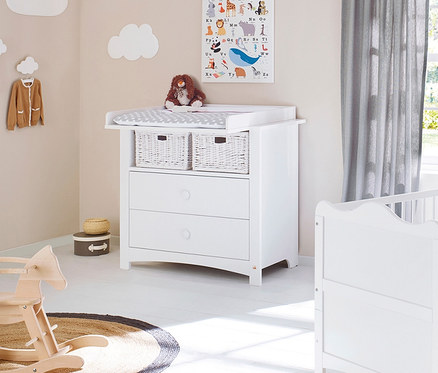 Kinderzimmer mit weißer Pinolino Wickelkommode »Florentina« breit, Schaukelpferd und Gitterbett.