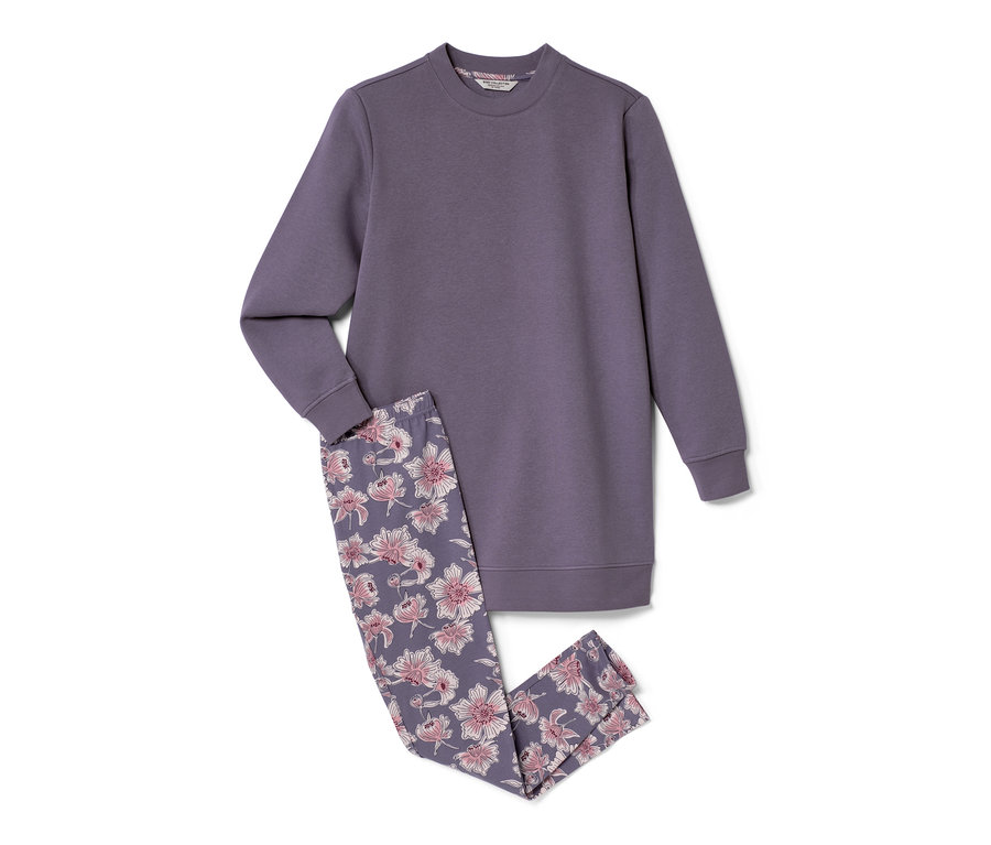 Lila Pyjama mit geblümten Leggings.