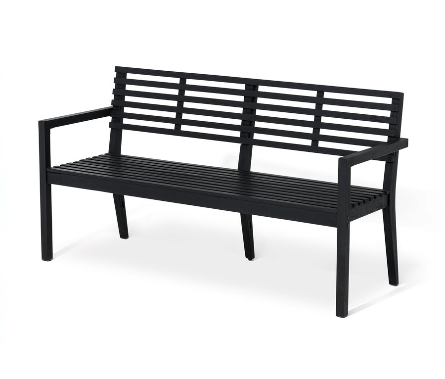 Eine schwarze Gartenbank mit Armlehnen auf einem weißen Hintergrund.