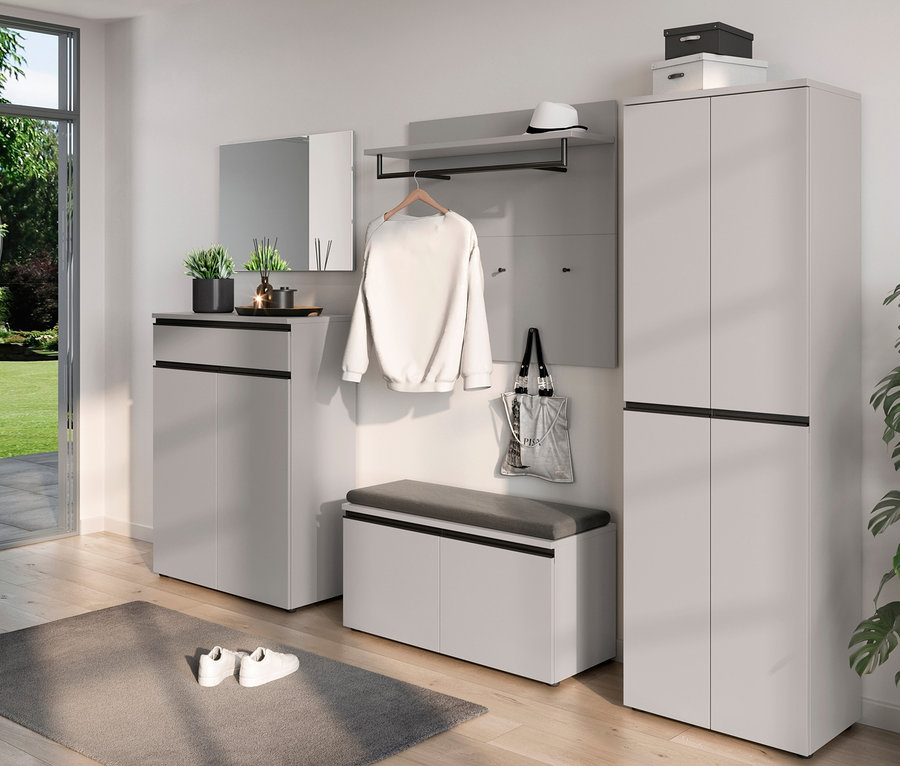 Grauer Flur mit Schuhschrank, Spiegel »Vik«, Garderobe, Bank mit Stauraum, Schrank und Pflanzen.