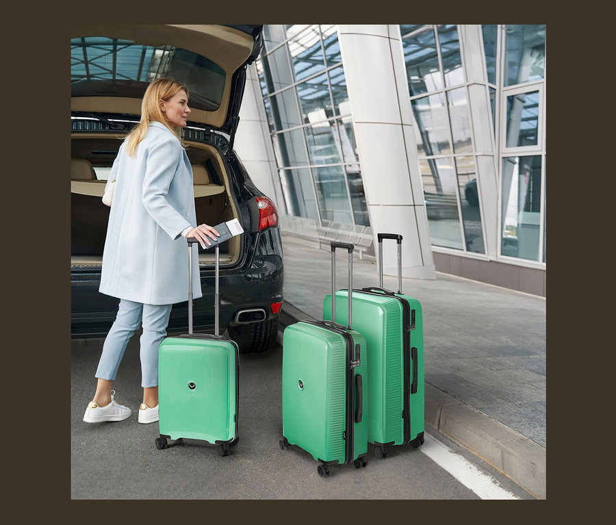 Frau am Kofferraum eines Autos mit Reisepass und einem grünen dreiteiligen Packenger Koffer Micario.