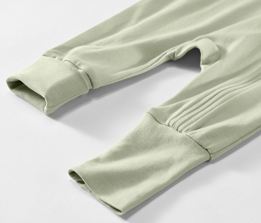 Detailaufnahme von hellgrünem 3 Baby-Pyjamas.