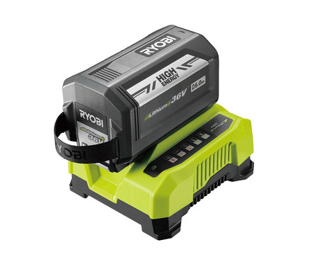 Ein schwarz-grauer Ryobi Lithium+ 36V 6.0Ah Akku sitzt auf einem gelb-schwarzen Ryobi Ladegerät.