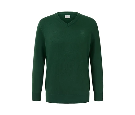 Dunkelgrüner Pullover mit V-Ausschnitt.