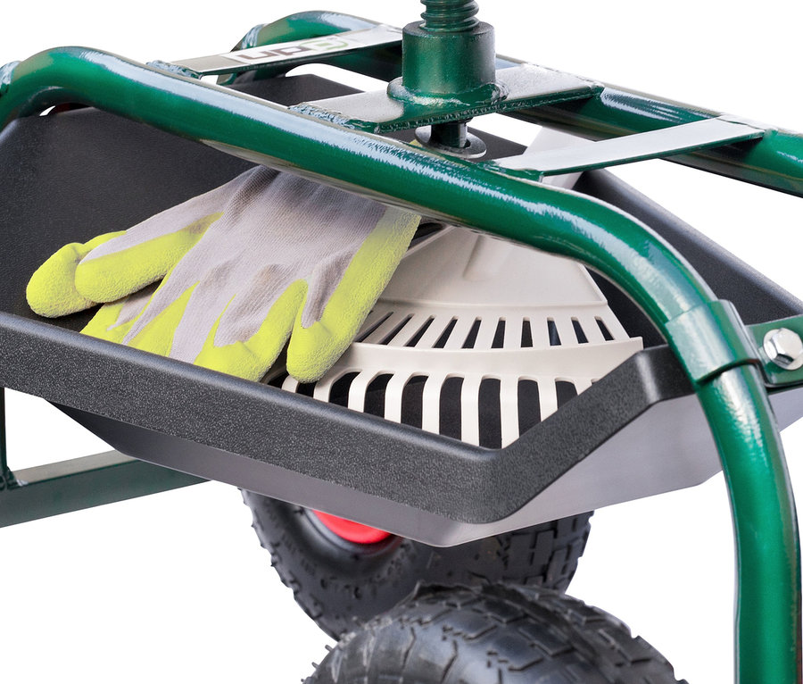 Im Korb des Outdoor-Rollsitz »Deluxe« liegen Handschuhe und eine weiße Belüftungsabdeckung.