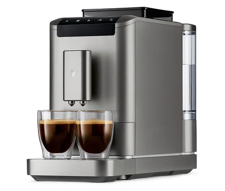 Ein »Esperto2 Caffè« Kaffeevollautomat in Titanium Silver mit zwei Gläsern gefüllt mit Kaffee.