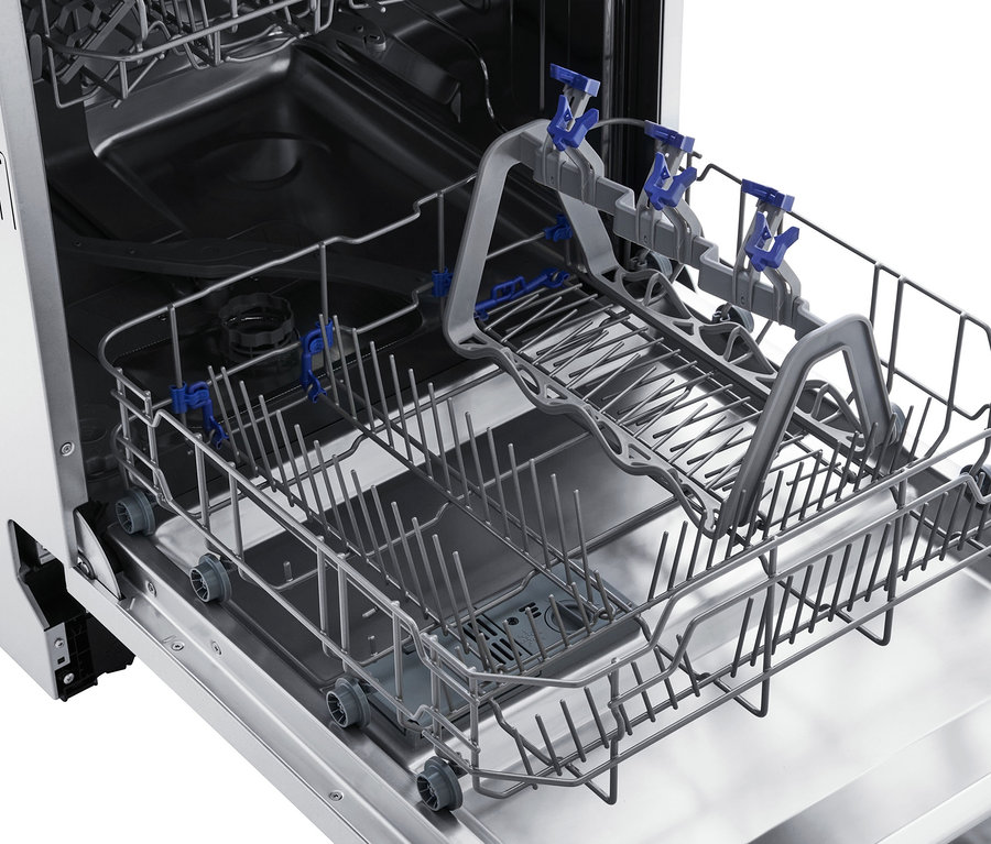 Ein offener Respekta teilintegrierbarer-Geschirrspüler »GSP60IBATIDM«, 60 cm, E (von A bis G) mit herausgezogenem silbernem Geschirrkorb.