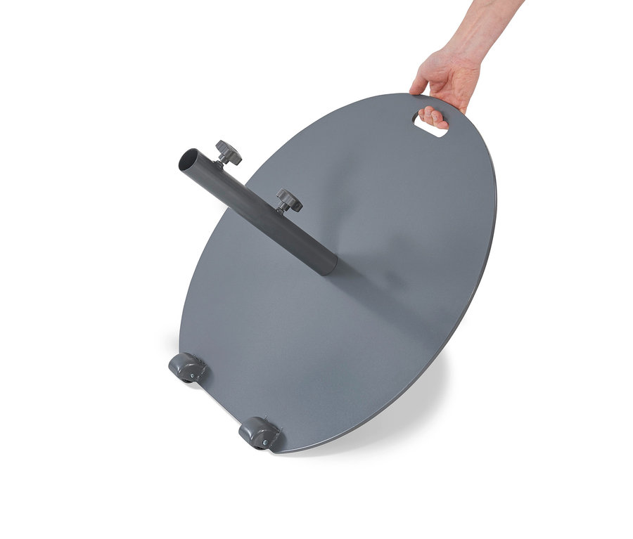 Eine Hand hält einen grauen, flachen Leco Sonnenschirmständer, Ø ca. 60 cm, mit Rollen.