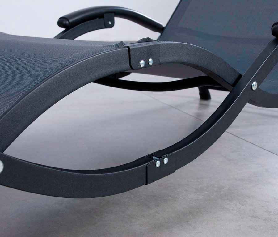 Detailansicht der Leco Sonnenliege »Katharina« mit schwarzem Rahmen und grauem Stoff.