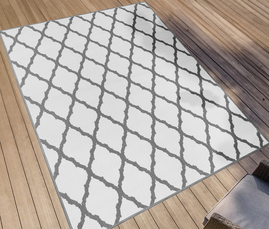 Grauer Outdoor-Wende-Teppich »Rhombus« liegt auf Holzdeck.