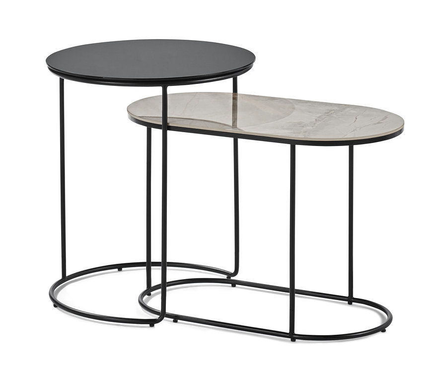 Zwei Beistelltische in Marmoroptik mit Glasoberfläche und schwarzem Metallrahmen.
