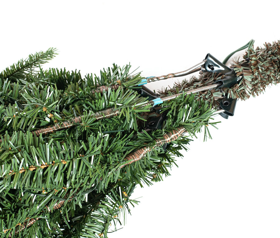 Detailaufnahme einer grünen LED-Tanne »Sherwood«, 150 cm hoch, mit sichtbarer Befestigung an einer Metallstange.