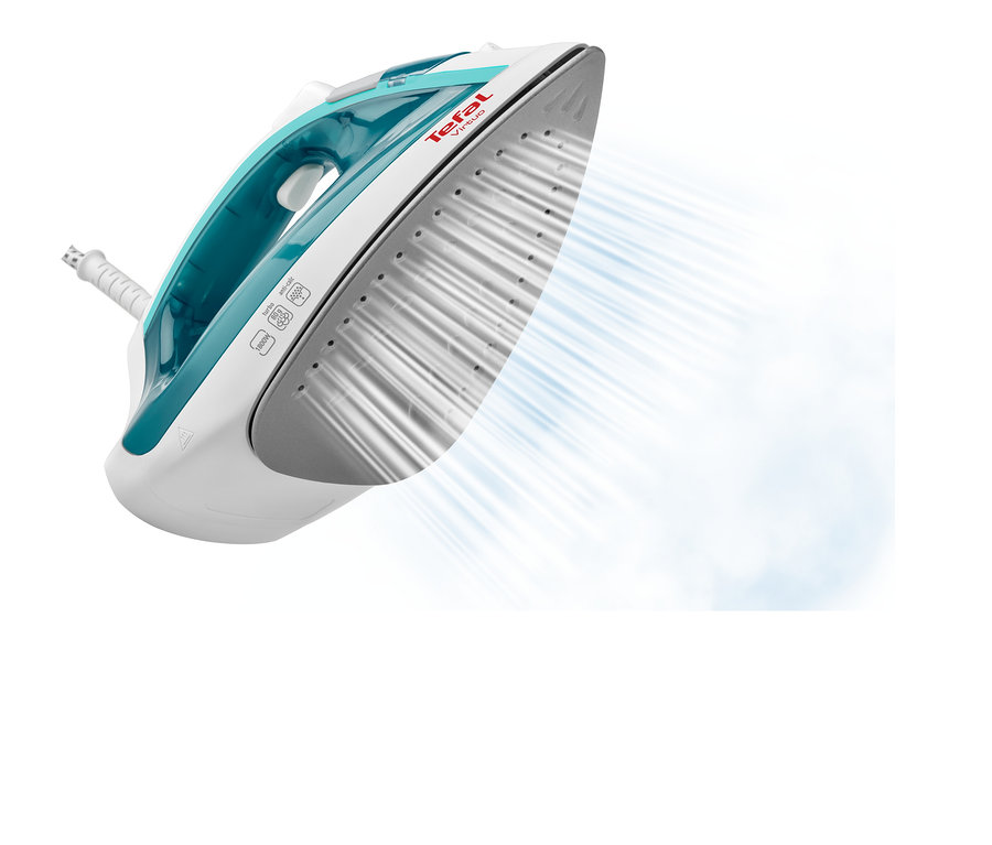 Detailansicht eines weißen und türkisfarbenen Tefal Virtuo Dampfbügeleisens, das Dampf abgibt.