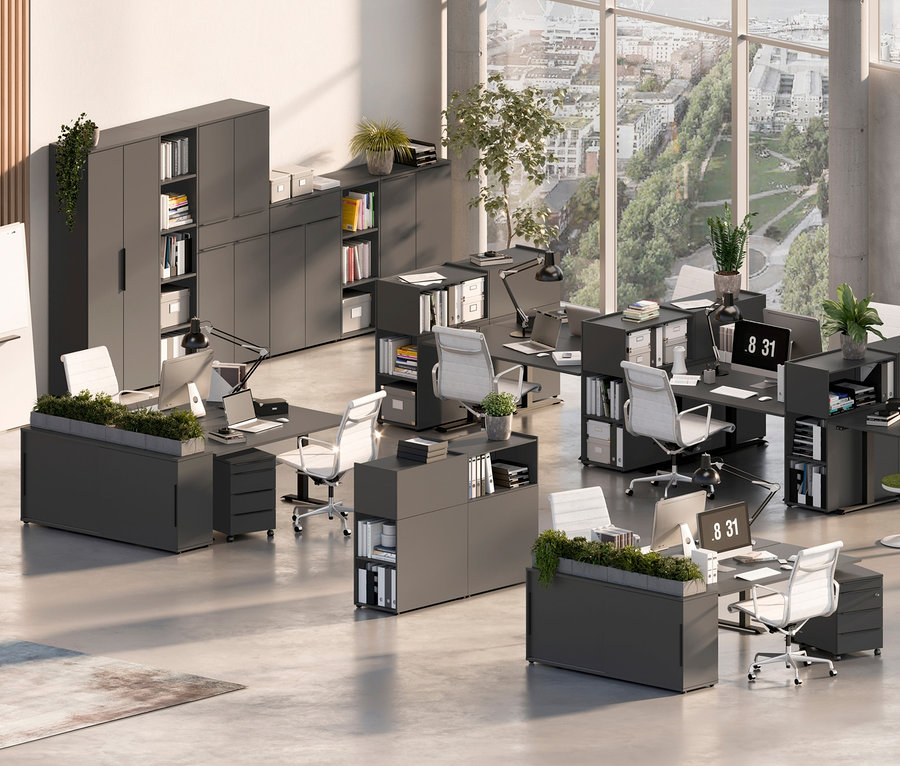 Weitläufiges Büro mit mehreren Schreibtischen, Stühlen und grauen »Kopenhagen« Schränken und einem »Kopenhagen« Schiebetürenschrank.