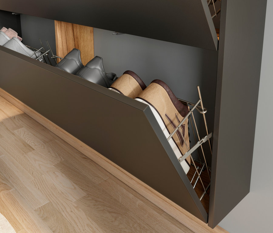 Offener Schuhkipper »Aalborg« in Graphit und Eiche mit mehreren Schuhen darin.
