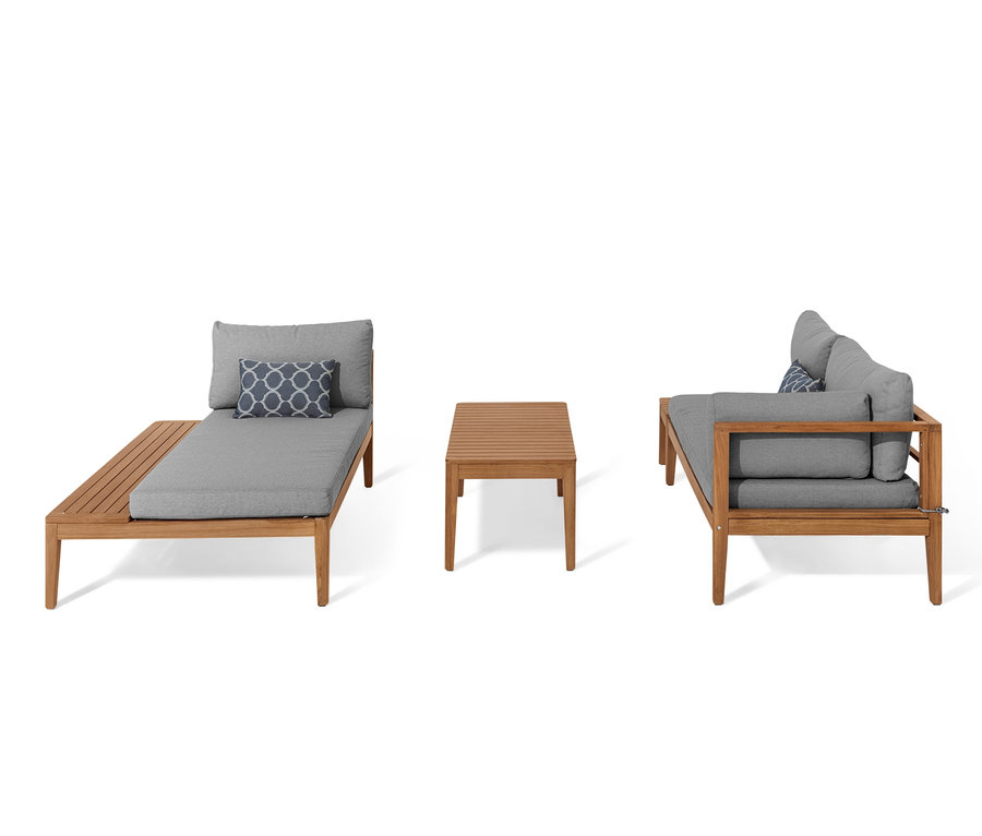 Teak-Lounge-Ecke mit grauen Kissen und Holztisch.
