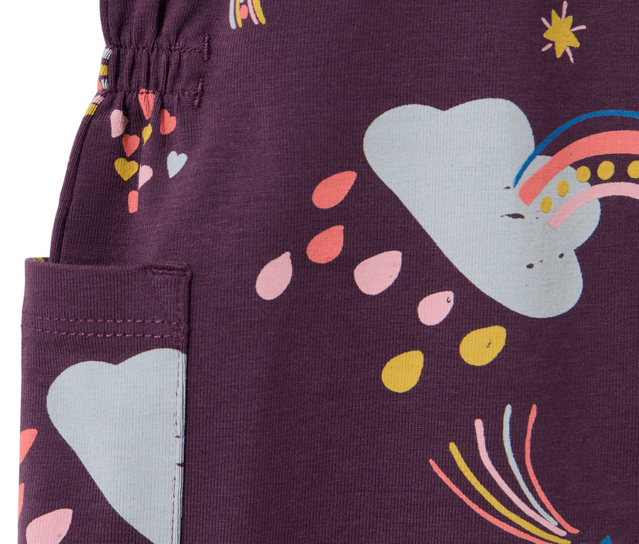Detailansicht eines violetten Kinder-Jerseykleids mit Aufdrucken von Regenbögen, Sternen und Herzen.