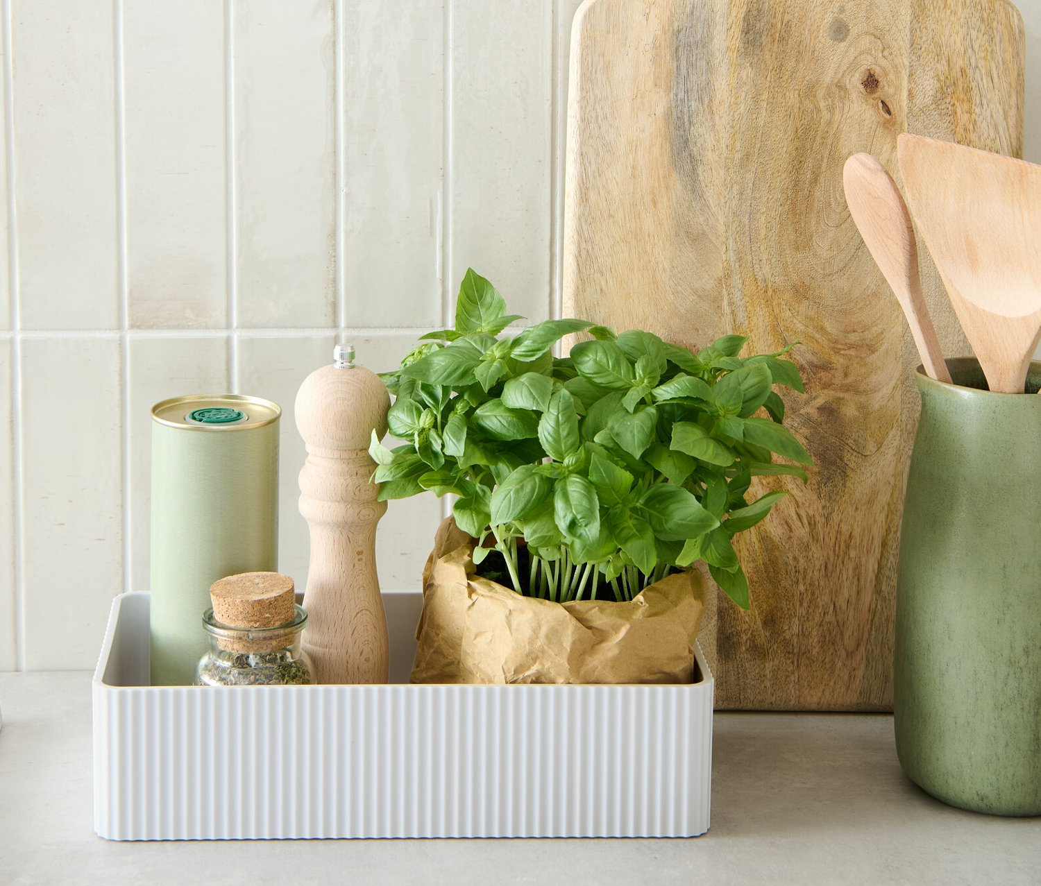 Kräuter, Mühle und Dose in einem weißen Aufbewahrungskasten.