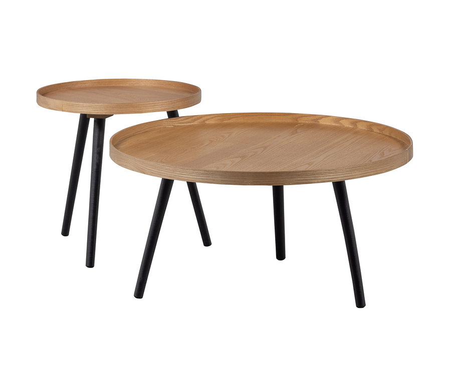 Zwei naturbelassene Woood Beistelltische »Mesa L« aus Holz mit schwarzen Beinen.