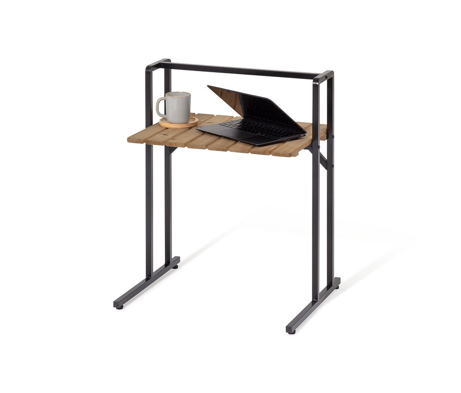 Auf einem C-Table mit großer Tischplatte liegen eine graue Tasse und ein geöffneter Laptop.