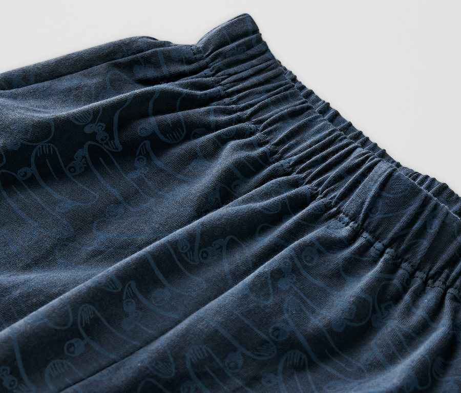 Detailansicht eines Kinder-Shorty-Pyjamas mit elastischem Bund und Muster.