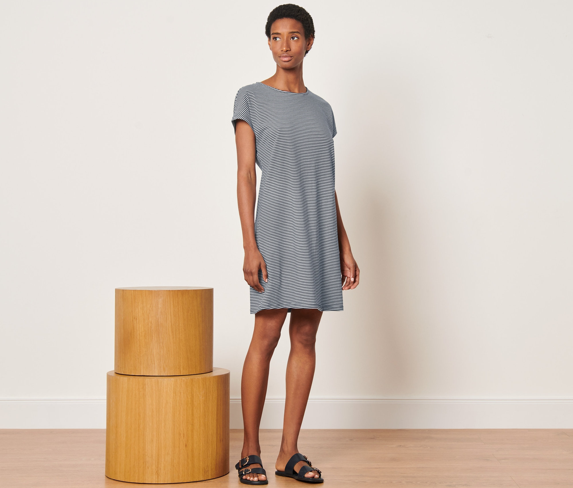 Frau trägt ein gestreiftes Jerseykleid.